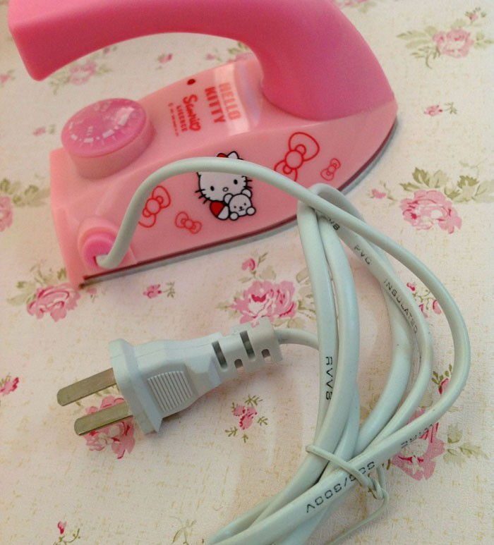 Bàn ủi du lịch Hello Kitty KT-600 - Hàng chính hãng