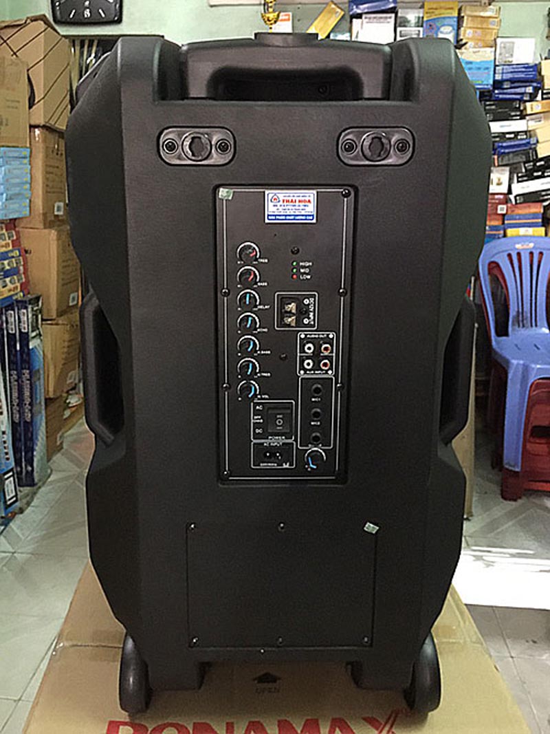 Bảng điều khiển và cổng kết nối nằm phía sau loa cho bạn dễ dàng thao tác