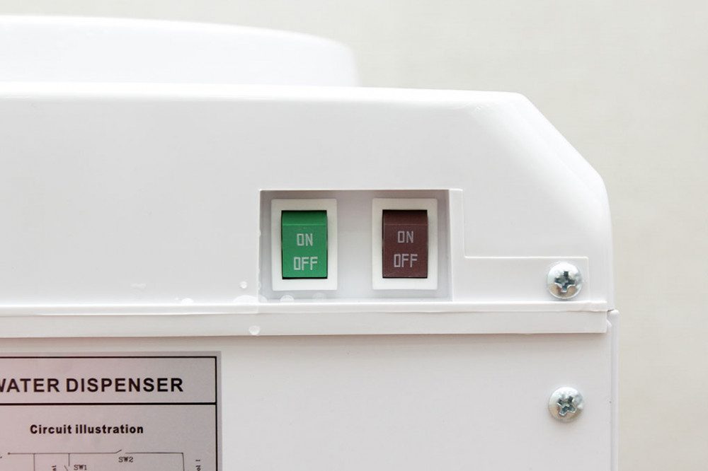 nút nguồn phía sau Cây nước nóng lạnh Kangaroo KG36H 