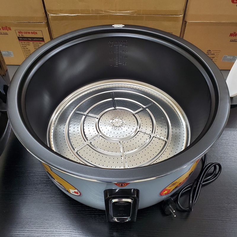 Mua nồi cơm được tặng kèm vĩ hấp