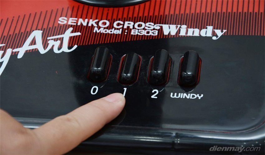 Quạt bàn Senko B303 nút điều khiển tren thân quạt